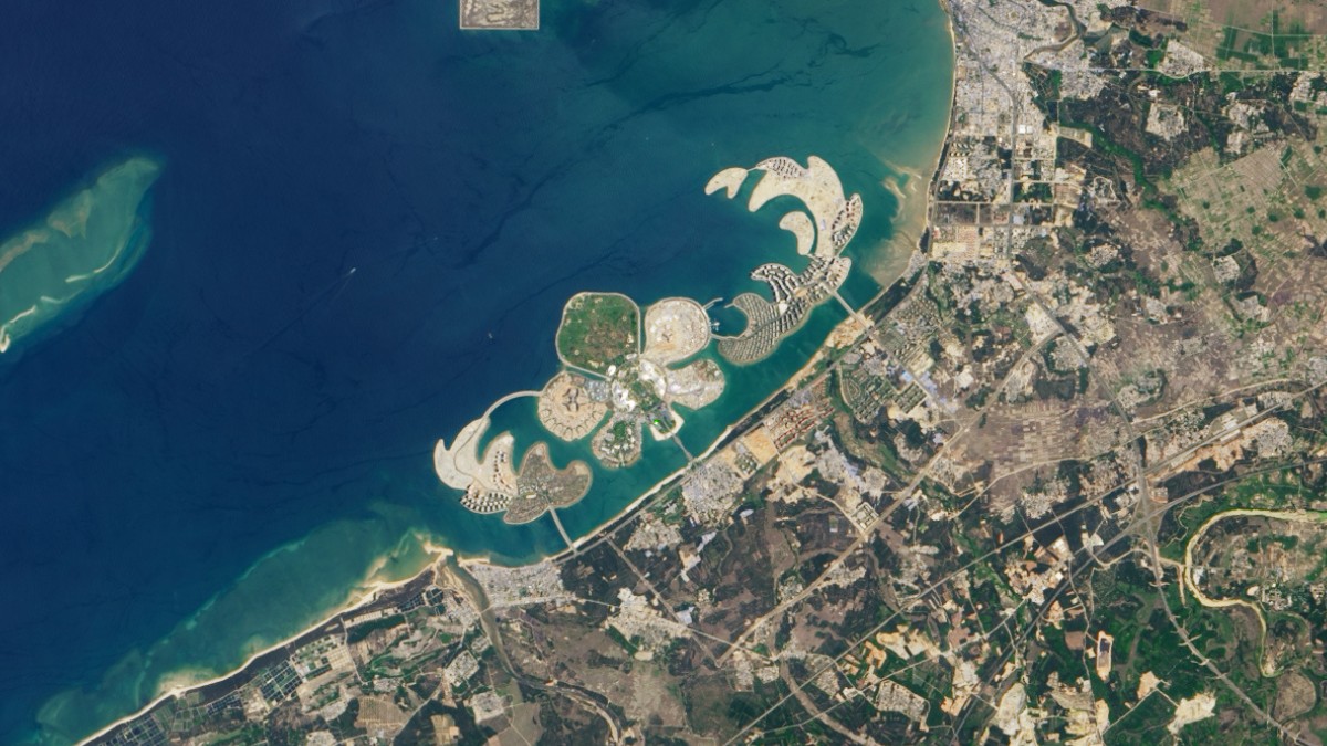 Outra ilha de formato incomum vem se formando em águas costeiras rasas próximas a Hainan, a província mais ao sul da China / NASA Earth Observatory images by Lauren Dauphin/Wikimedia Commons