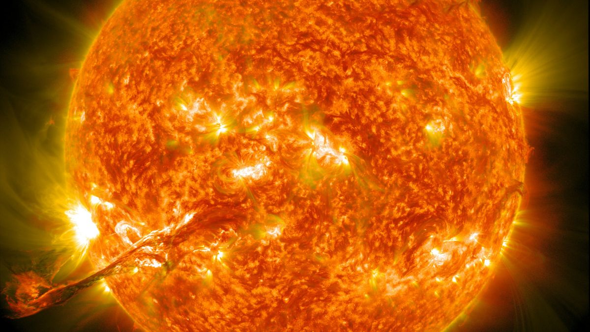 Quando as partículas de radiação solar alcançam nosso planeta, elas interagem com a magnetosfera terrestre, podendo causar distúrbios em sistemas de comunicação e redes elétricas. Unsplash/NASA