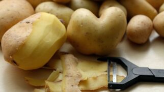 A casca de batata contém ácido oxálico, substância naturalmente utilizada na remoção de ferrugem e na limpeza de superfícies metálicas