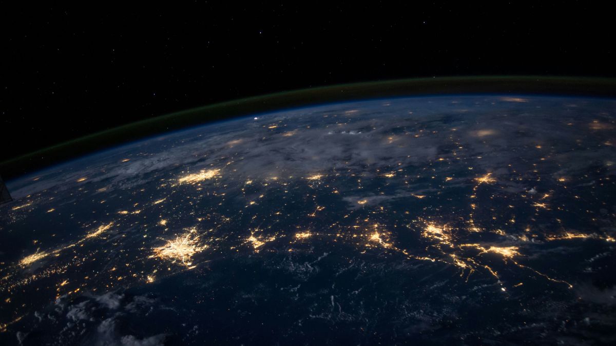 A transferência de energia da rotação terrestre para a órbita lunar faz com que os dias na Terra se tornem, lentamente, mais longos. Unsplash/NASA