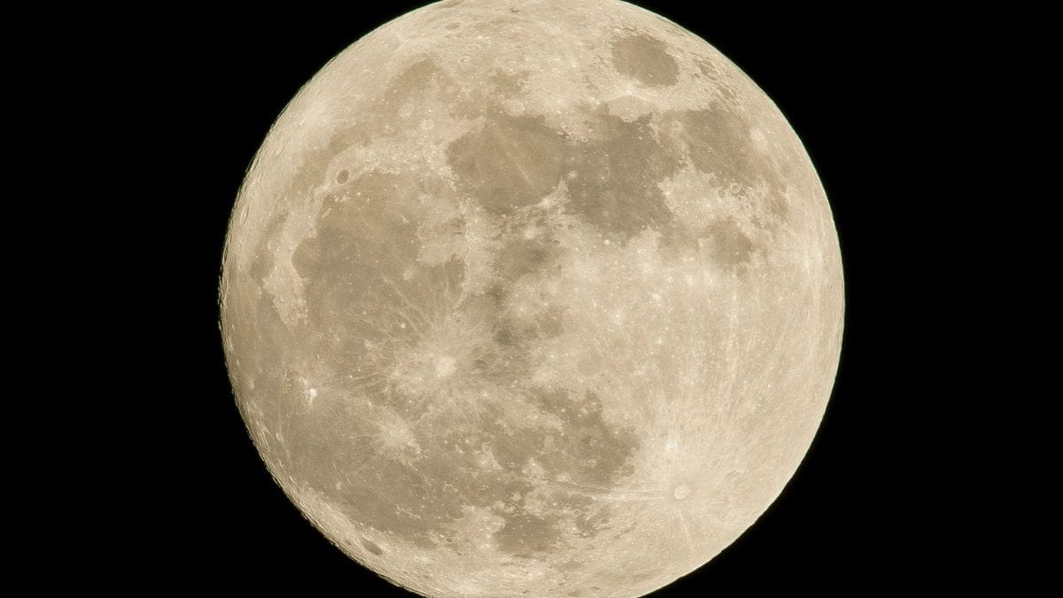 O distanciamento gradual da Lua é provocado pela interação gravitacional com as marés oceânicas da Terra, explicam especialistas. Unsplash/Pedro Lastra