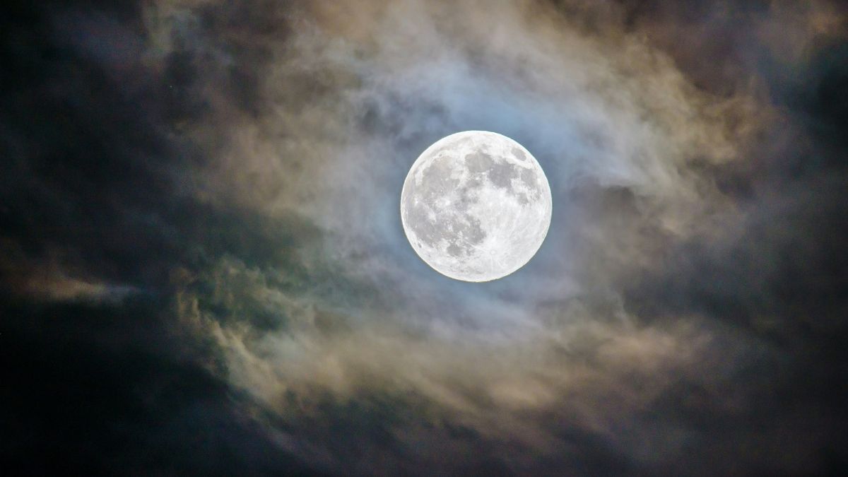 A Lua se afasta da Terra cerca de 3,8 centímetros por ano, segundo medições feitas com tecnologia a laser. Unsplash/Ganapathy Kumar