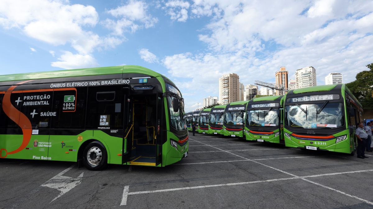Acessibilidade com piso baixo, tomadas USB, ar-condicionado e proteção UV elevam a experiência dos passageiros nos novos ônibus elétricos. Foto: JFDiorio/SECOM