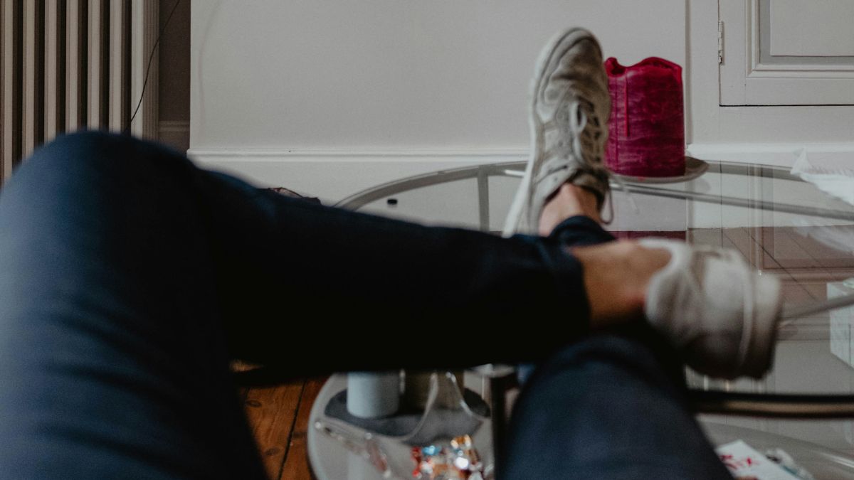 Ajustar hábitos, organizar a rotina e manter o foco diário são pilares do método japonês para combater a procrastinação de forma sustentável. Unsplash/Thibault Penin