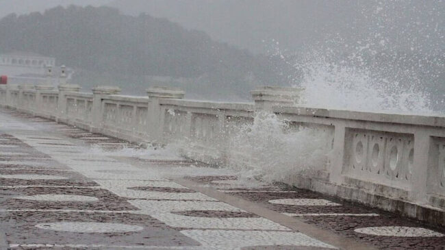 A altura das ondas pode chegar a aproximadamente 2 metros.