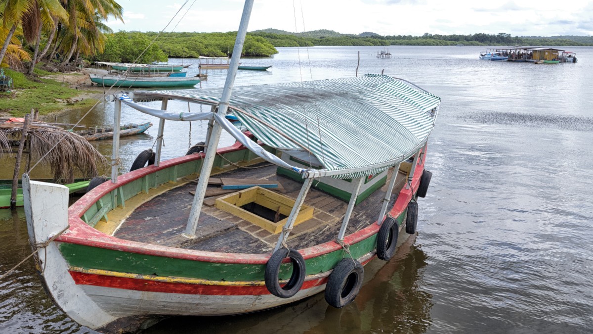 A Ilha de Tinharé encanta com praias de águas claras e paisagens naturais preservadas / Otávio Nogueira/Wikimedia Commons