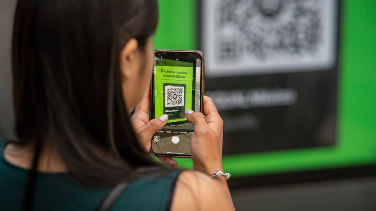 Na prática, o sistema contará com bilhetagem eletrônica, QR Code, biometria facial e monitoramento perimetral com câmeras inteligentes (Imagem Meramente Ilustrativa/Julio Lopez/Pexels)