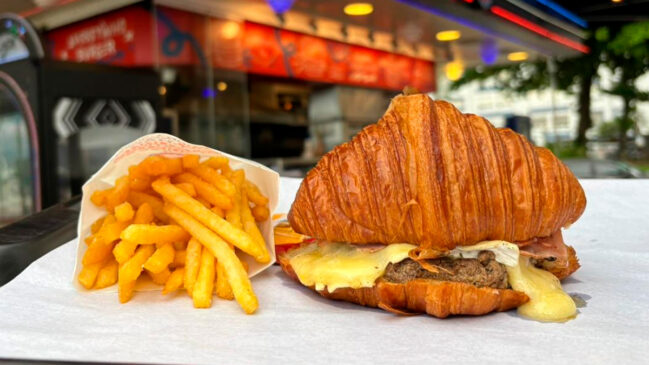 A novidade nasceu de uma parceria com a Selavì Confeitaria & Café, responsável pela produção do croissant artesanal utilizado na receita