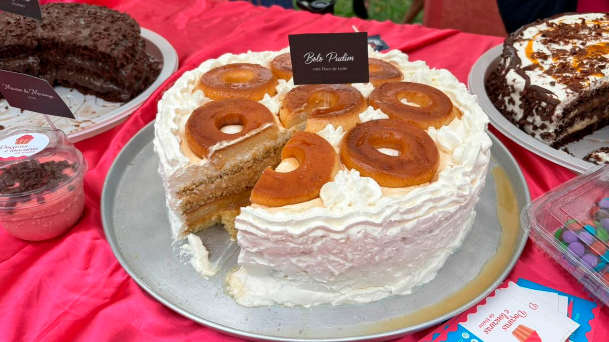 Entre os diversos bolos da barraca Doçuras e Loucuras da Elaine, um em especial se destacou: o bolo de pudim com doce de leite.