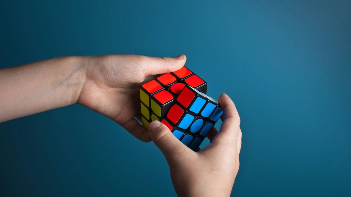 Relatórios assinados por psiquiatras ou neurologistas são fundamentais para garantir direitos educacionais e orientar adaptações necessárias. Unsplash/Olav Ahrens Røtne