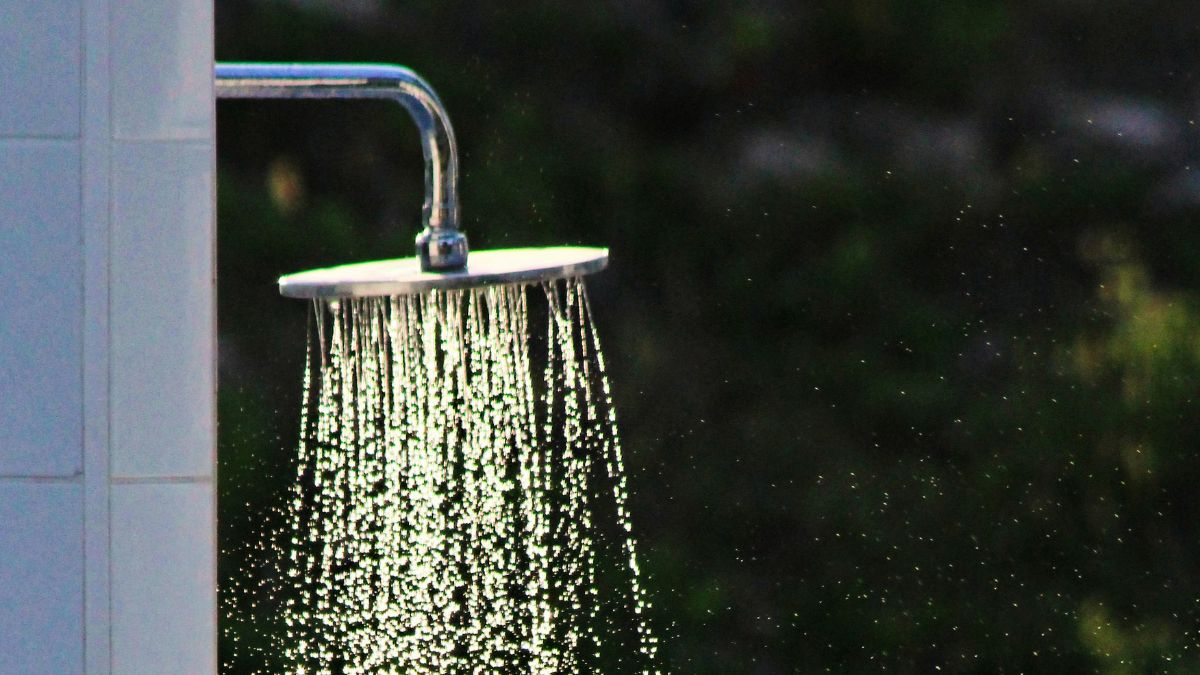 Além de antiderrapante, o piso adesivo ajuda a reter o calor, evitando o contato frio comum em pisos tradicionais de banheiro. Unsplash/Chandler Cruttenden