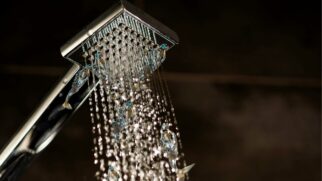 Piso adesivo clínico antiderrapante surge como solução prática para reduzir quedas no box, especialmente em banheiros com superfícies constantemente úmidas