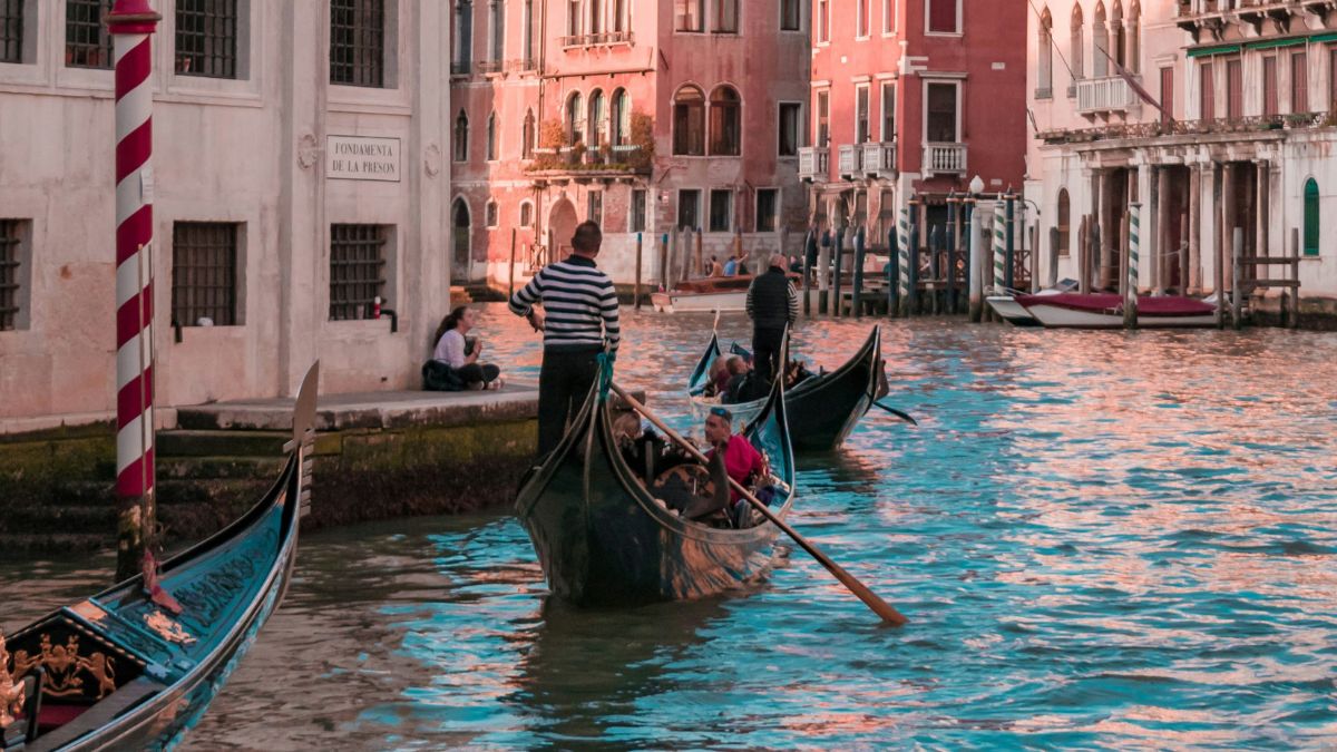 Sob os canais e construções históricas de Veneza, uma floresta invisível sustenta a cidade: mais de 10 milhões de troncos cravados no subsolo garantem a estabilidade das edificações. Unsplash/Damiano Baschiera