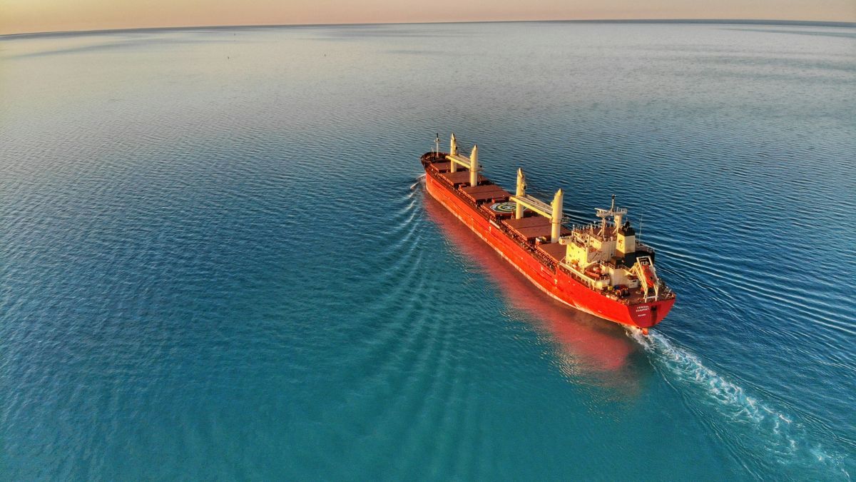 A pintura vermelha abaixo da linha d'água não é estética: ela ajuda a proteger o navio contra a bioincrustação marinha. Unsplash/Chris Pagan