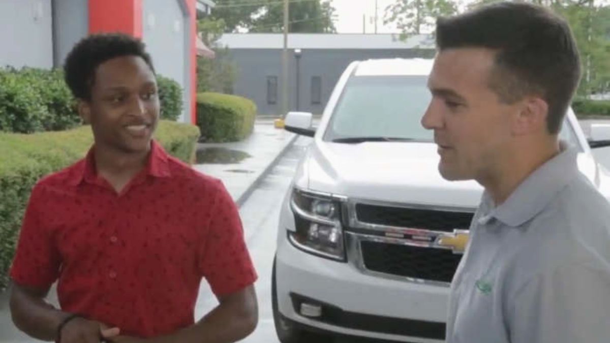 Quando seu carro quebrou na véspera do primeiro dia de trabalho, Walter Carr não deu desculpas. O jovem de 20 anos caminhou 32 km durante a madrugada inteira, sob o sereno do Alabama, para garantir que não chegaria atrasado. Para ele, a oportunidade de emprego valia cada passo dado na escuridão/Reprodução