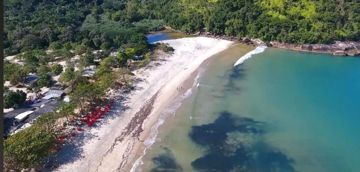 A menos de 25 minutos de Ubatuba ou Paraty, a quinta melhor praia do país oferece cenário preservado e paisagem de tirar o fôlego