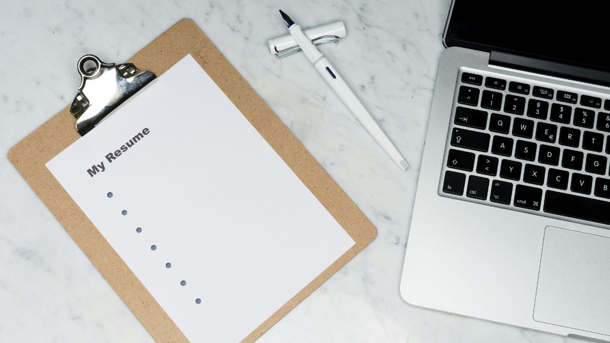 Além do currículo, plataformas como LinkedIn e portfólios digitais ampliam a visibilidade profissional dos candidatos. Unsplash/Markus Winkler