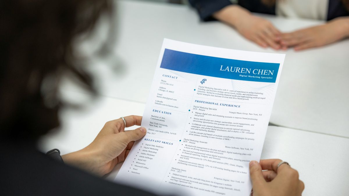 Processos seletivos cada vez mais automatizados fazem com que muitos currículos sejam descartados antes mesmo de chegarem aos recrutadores humanos. Unsplash/Resume Genius