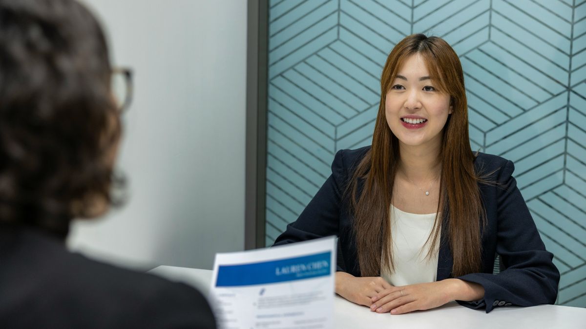 Mesmo com o avanço da IA no recrutamento, habilidades humanas como comunicação, inteligência emocional e adaptabilidade seguem decisivas para a contratação. Unsplash/Resume Genius