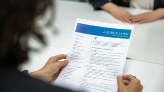 Processos seletivos cada vez mais automatizados fazem com que muitos currículos sejam descartados antes mesmo de chegarem aos recrutadores humanos