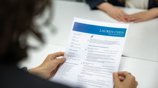 Processos seletivos cada vez mais automatizados fazem com que muitos currículos sejam descartados antes mesmo de chegarem aos recrutadores humanos