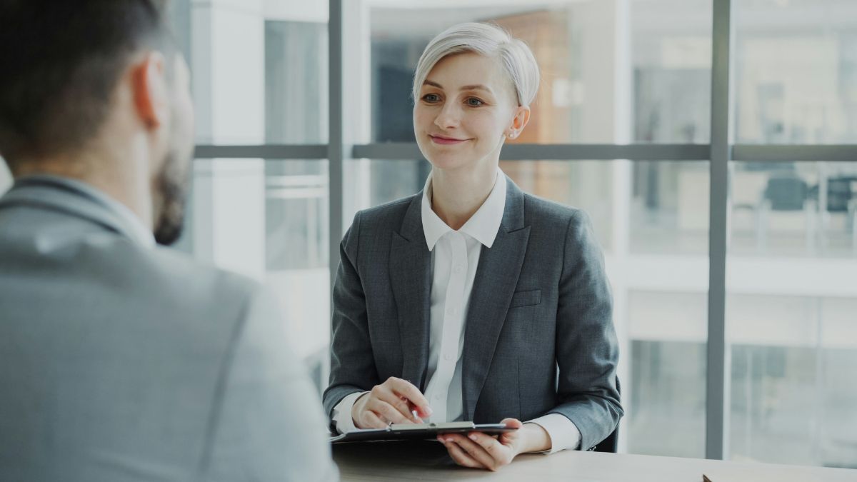 Antes de chegar ao recrutador, o currículo passa por sistemas automatizados que cruzam experiências, habilidades e formação com o perfil desejado pela empresa. Unsplash/Vitaly Gariev