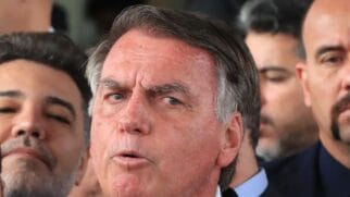Jair Bolsonaro também foi alvo de críticas na avenida, simbolizado em 2020 por um palhaço gigante com faixa presidencial, em um enredo que abordava mentiras na política brasileira. Créditos: Lula Marques/Agência Brasil