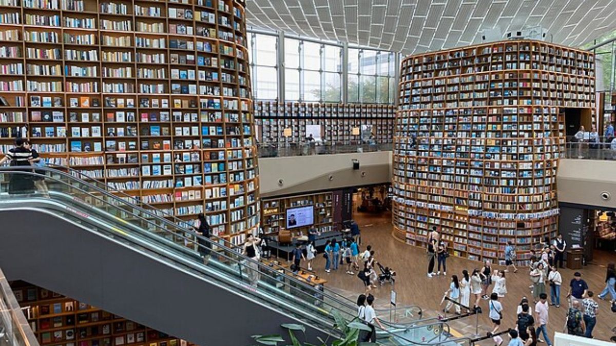 Com estantes de até 22 metros de altura e mais de 36 mil livros, a Starfield Library, em Seul, se destaca pelo visual futurístico e colorido. Wikimedia Commons/Sgroey