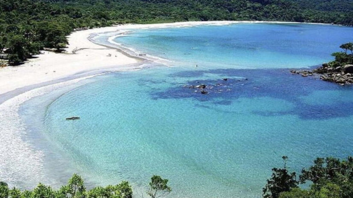 Com 2 km de extensão, a praia é um cenário de dualidades que atende a todos os perfis de exploradores