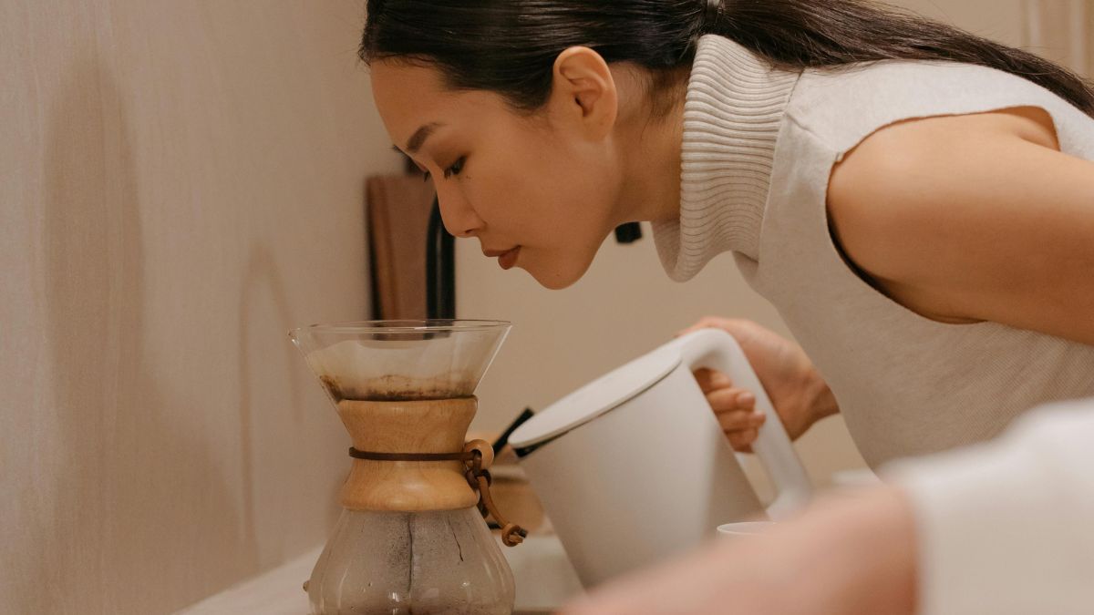 Higienize filtros e cafeteiras regularmente para evitar resíduos e contaminação / Pexels