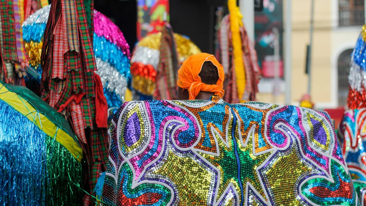 Ao som dos tambores e das baterias, a dança coletiva transforma-se em um ritual contemporâneo de renovação. Unsplash/Karla Vidal