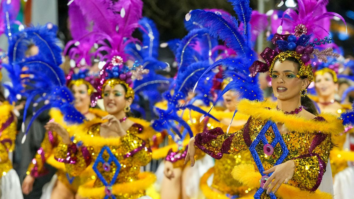 O Carnaval brasileiro ganhou identidade própria ao longo do tempo, transformando desfiles e fantasias em símbolos culturais que atravessam gerações. Unsplash/Markus Kammermann