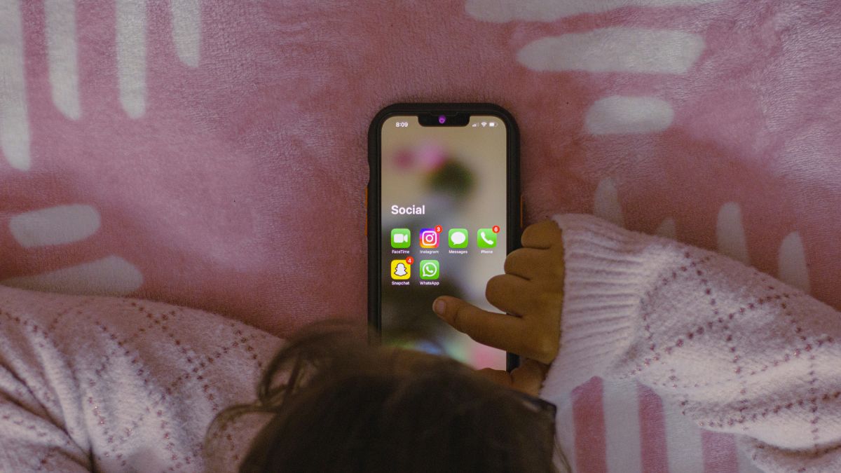 O uso excessivo de vídeos curtos, como Shorts e Reels, pode impactar o desenvolvimento cognitivo e emocional infantil, segundo estudo da Universidade de Macau. Unsplash/Sanket Mishra