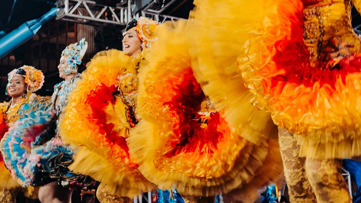 Muito além do brilho e da estética, as cores das fantasias de Carnaval carregam simbolismos espirituais ligados à energia, emoções e tradições seculares