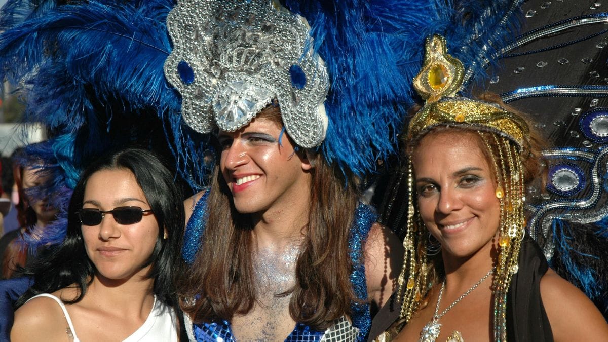 As primeiras vestimentas carnavalescas evoluíram ao longo dos séculos até se transformarem nos trajes vibrantes que marcam a festa atualmente. Unsplash/Roberto Huczek