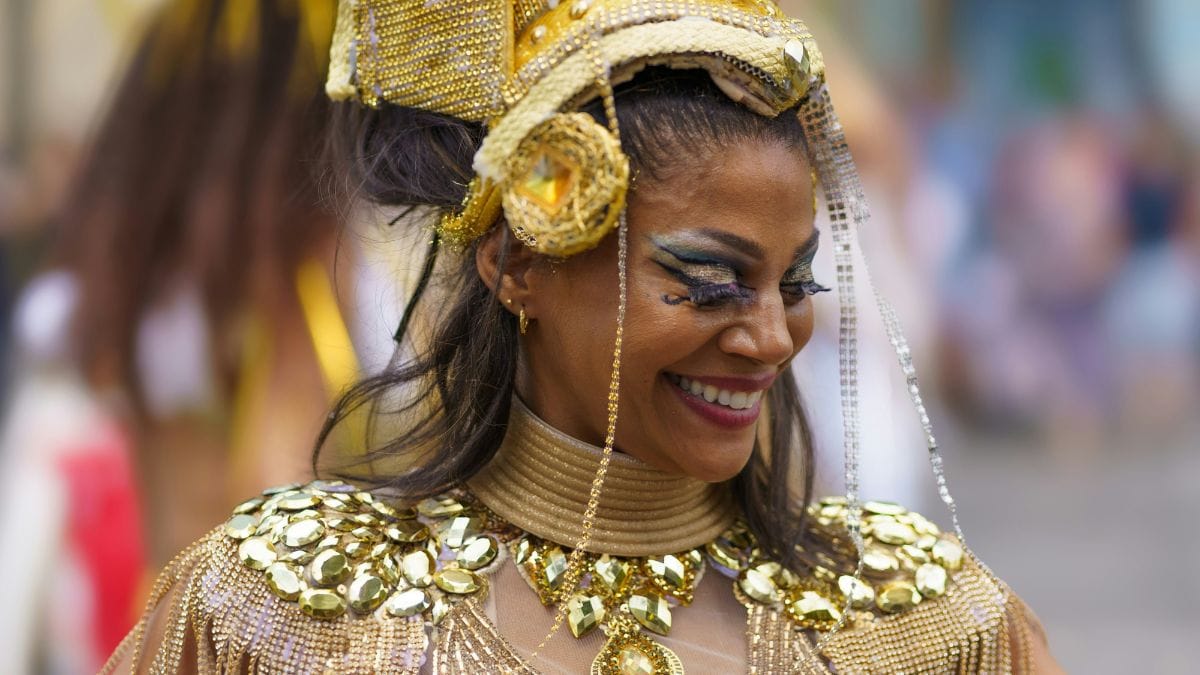 Texturas, brilhos e tons das fantasias refletem significados que atravessam gerações e reforçam a identidade cultural do Carnaval brasileiro. Unsplash/VENUS MAJOR