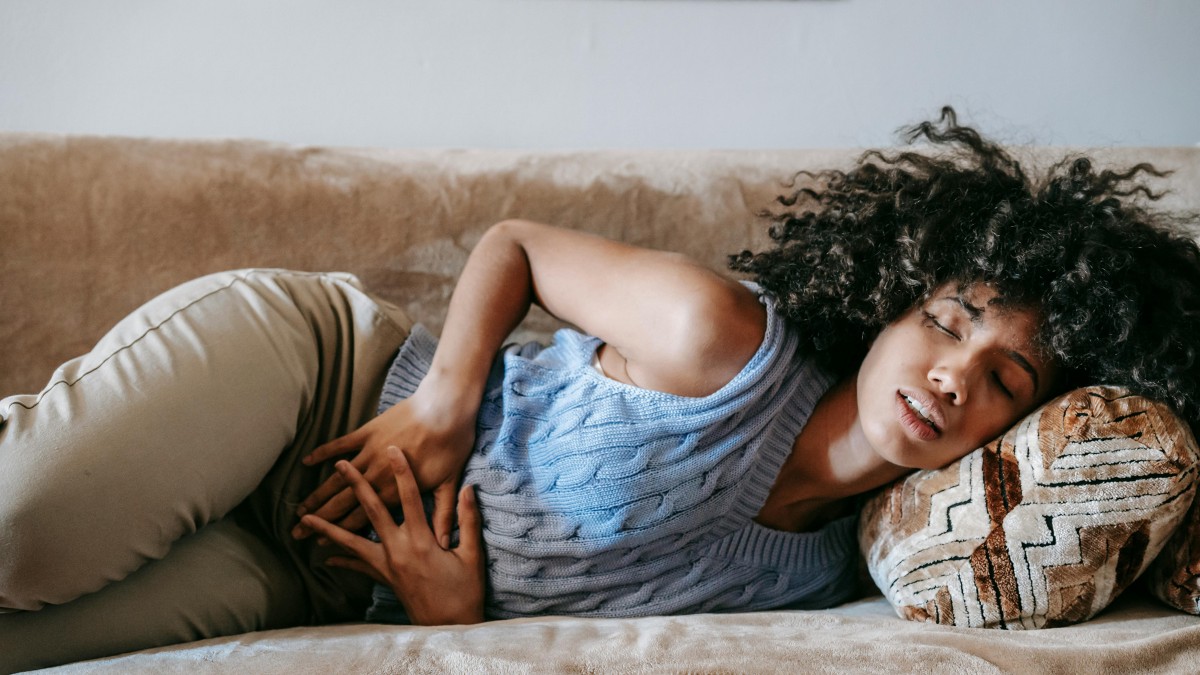 Sintomas como alteração no hábito intestinal e sangramento não devem ser ignorados em nenhuma idade / Pexels