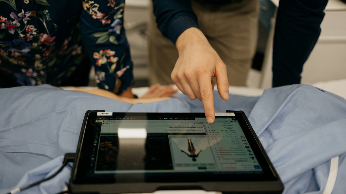 Dos 351 cursos avaliados pelo Enamed, 99 receberam conceitos considerados baixos, acendendo alerta sobre a qualidade da formação médica no país. Unsplash/Trnava University