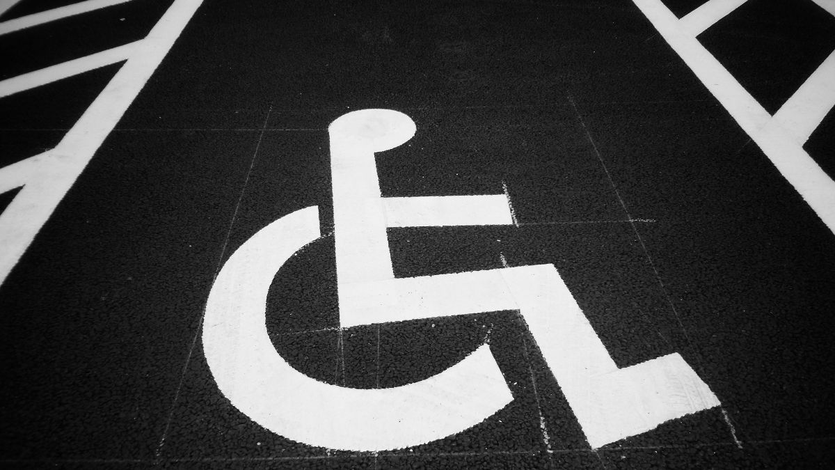 O Benefício Assistencial à Pessoa com Deficiência (BPC/LOAS) assegura um salário mínimo mensal a quem comprove baixa renda, mesmo sem contribuição ao INSS. Unsplash/Possessed Photography