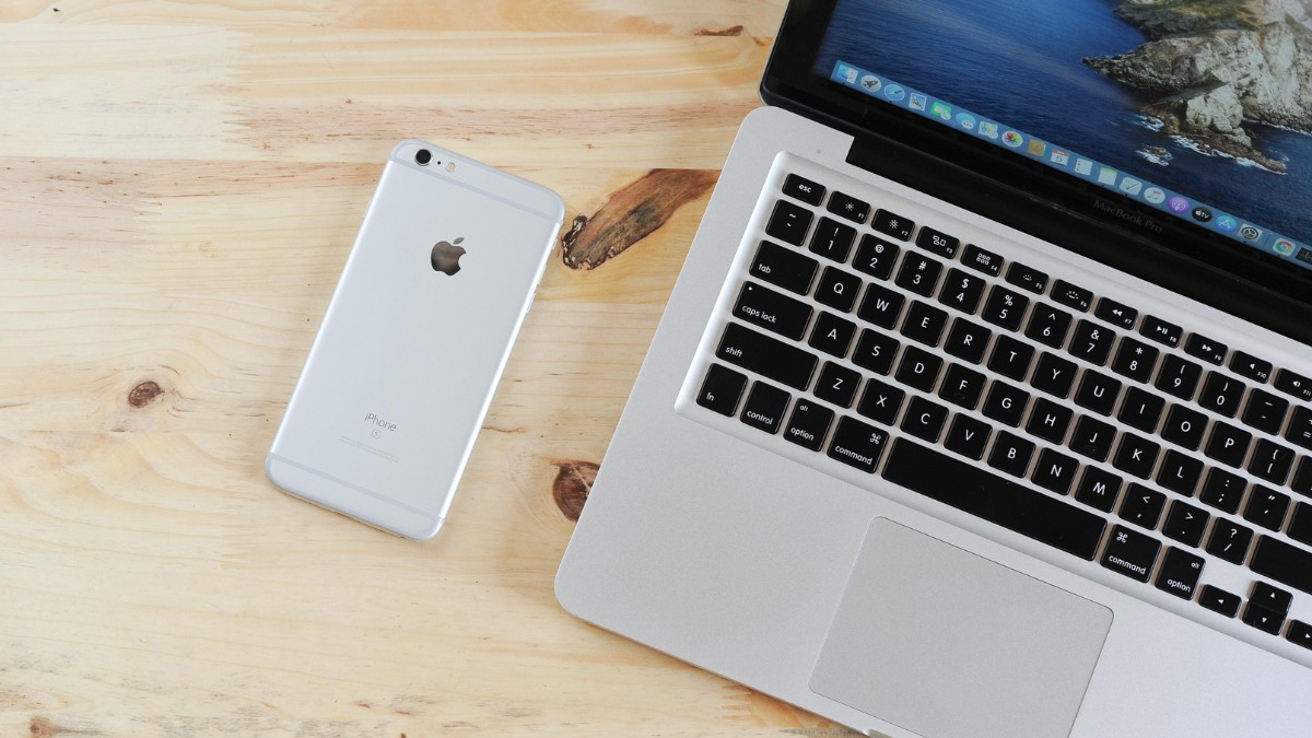 Silenciar ou afastar o celular durante os estudos pode aumentar significativamente o rendimento / Pixabay