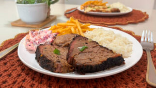 A grande novidade é o início do funcionamento no horário de almoço, com um cardápio executivo focado em carnes defumadas lentamente