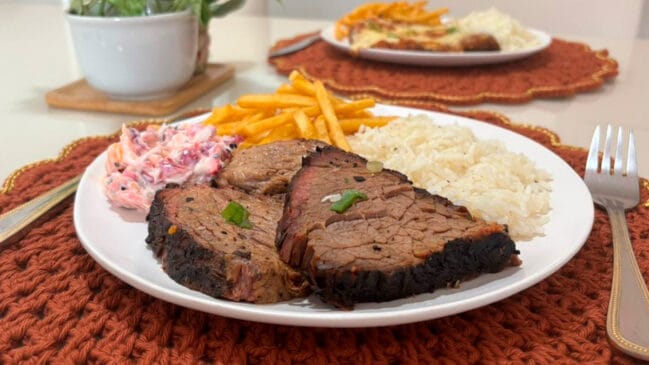 A grande novidade é o início do funcionamento no horário de almoço, com um cardápio executivo focado em carnes defumadas lentamente