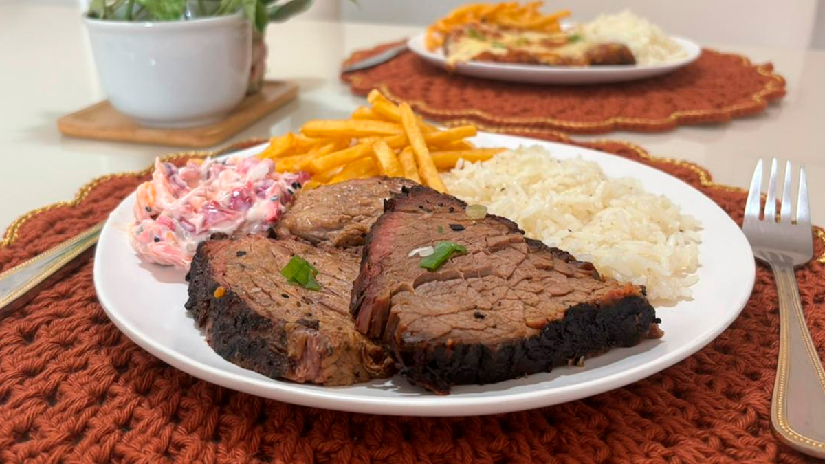 A grande novidade é o início do funcionamento no horário de almoço, com um cardápio executivo focado em carnes defumadas lentamente