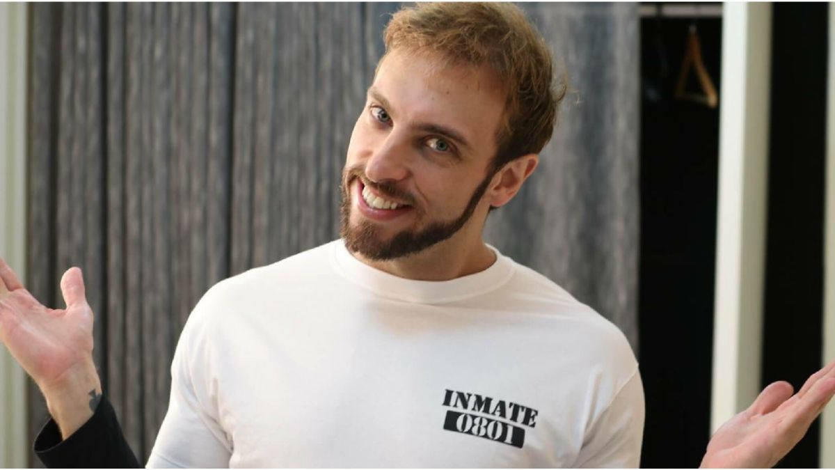 O humorista Léo Lins foi absolvido de uma condenação feita pela Justiça em 2025, em relação a postagem de um vídeo com um dos seus shows de stand-up no YouTube (Divulgação)