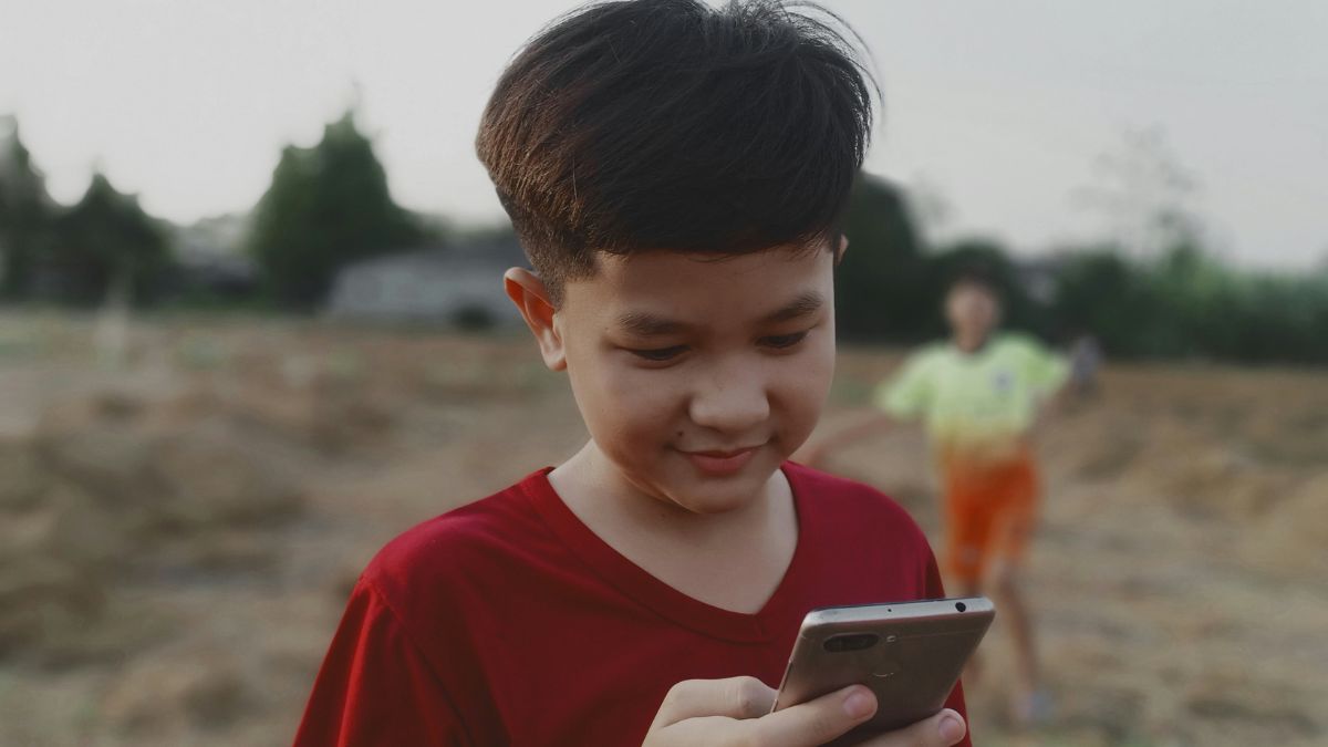 Casos recentes, como o de Hytalo Santos e Israel Vicente, reacendem o alerta sobre a vulnerabilidade de crianças e adolescentes na internet. Unsplash/Yeon Li