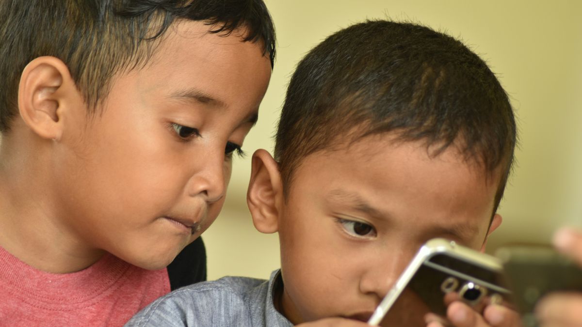 Estudos do Governo da Inglaterra, apontam que a educação midiática deve começar desde cedo, orientando crianças sobre conteúdos impróprios. Unsplash/Budi Gustaman