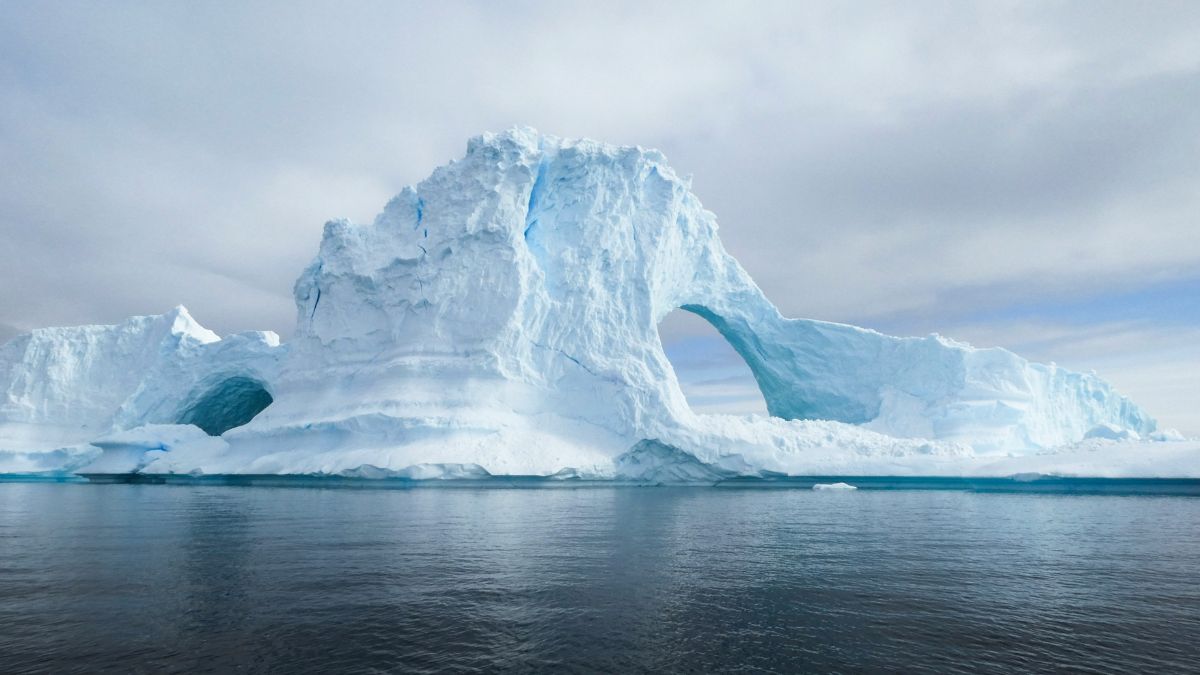 Equipe científica realiza perfuração profunda na Antártida em busca de núcleos de gelo milenar, que funcionam como verdadeiras "cápsulas do tempo" climáticas. Unsplash/Derek Oyen