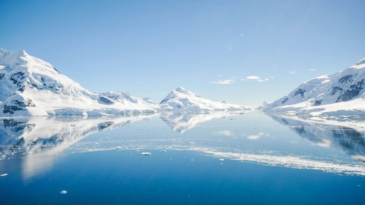 Regiões da Antártica Oriental foram mapeadas com radar e modelagem do fluxo de gelo para identificar áreas com camadas mais antigas e estáveis. Unsplash/henrique setim