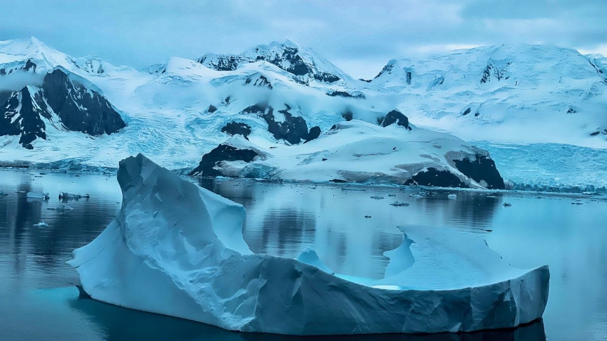 Fragmentos de sedimentos acumulados sob a camada glacial revelam interações antigas entre gelo e rocha, desafiando a ideia de uma base composta apenas por gelo imaculado. Unsplash/Vendi Saputra