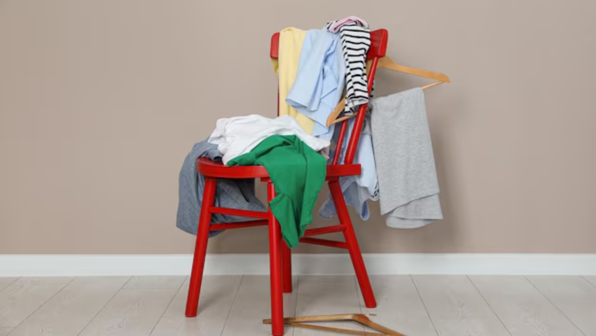 Roupas jogadas em uma cadeira no quarto talvez pareça apenas preguiça ou desorganização